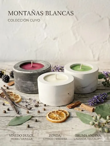 Varias velas aromáticas en contenedor artesanal de cemento y yeso