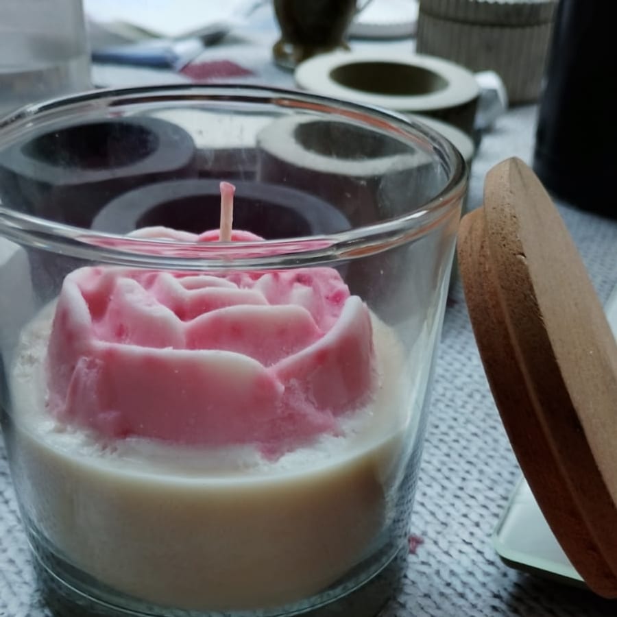 Vela decorativa artesanal de cera de soja en envase de vidrio con tapa de madera